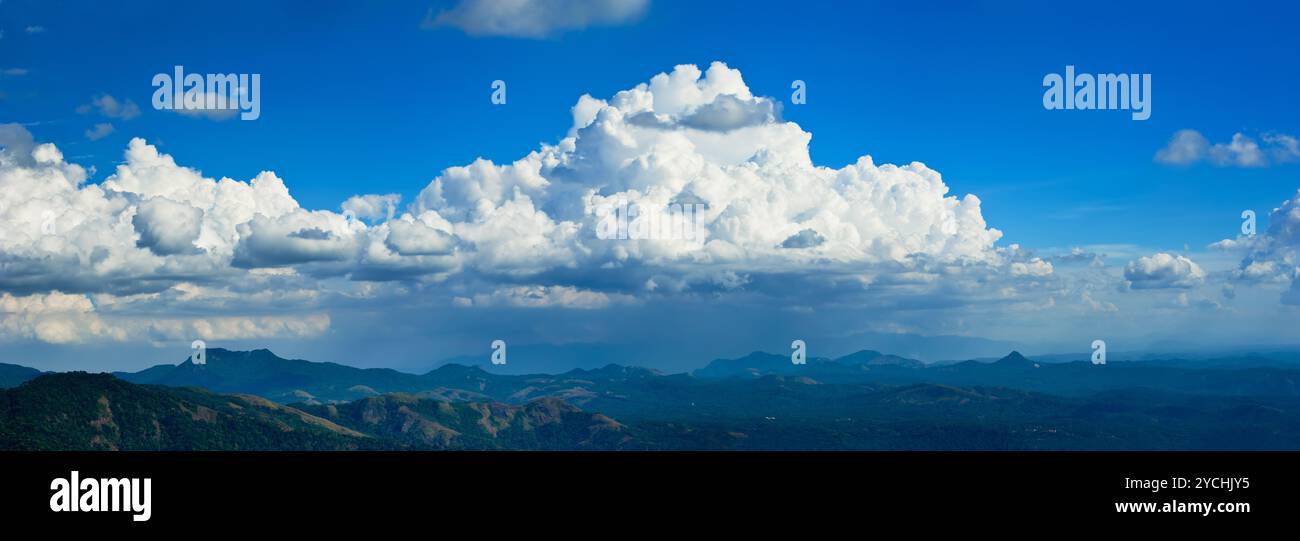 Tropische Landschaft Südindiens mit Bergen Stockfoto