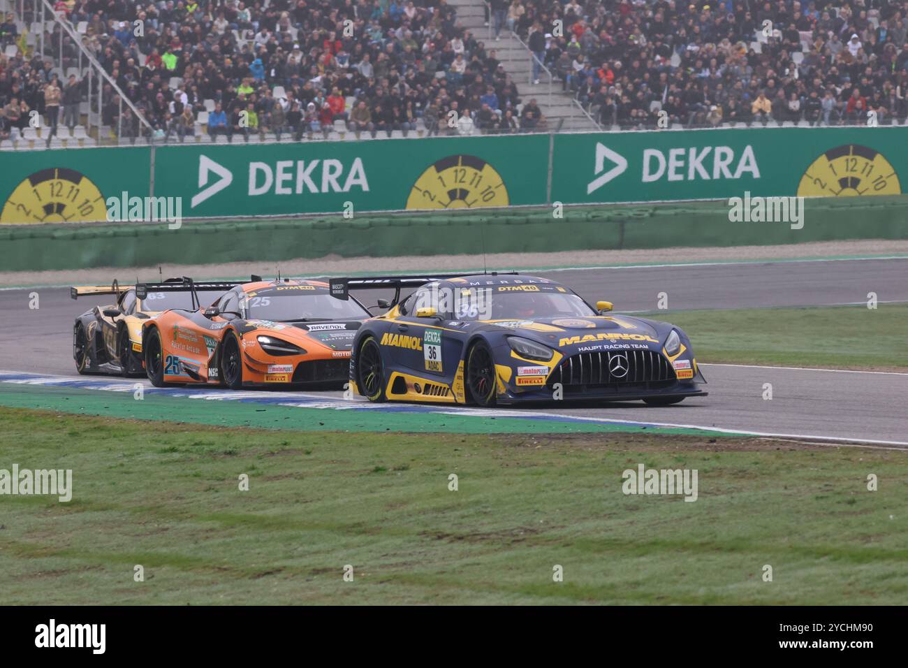 Arjun Maini (IND), #36, Mercedes-AMG GT3, Team: Mercedes-AMG HRT (DEU), vor Ben Doerr (DEU), #25, McLaren 720S GT3 EVO, Team. Doerr Motorsport (DEU), Motorsport, DTM 2024, DTM08, Finale, Hockenheimring, Hockenheim, Baden-Württemberg, Deutschand, 20.10.2024 Foto: Eibner-Pressefoto/Jürgen Augst Stockfoto