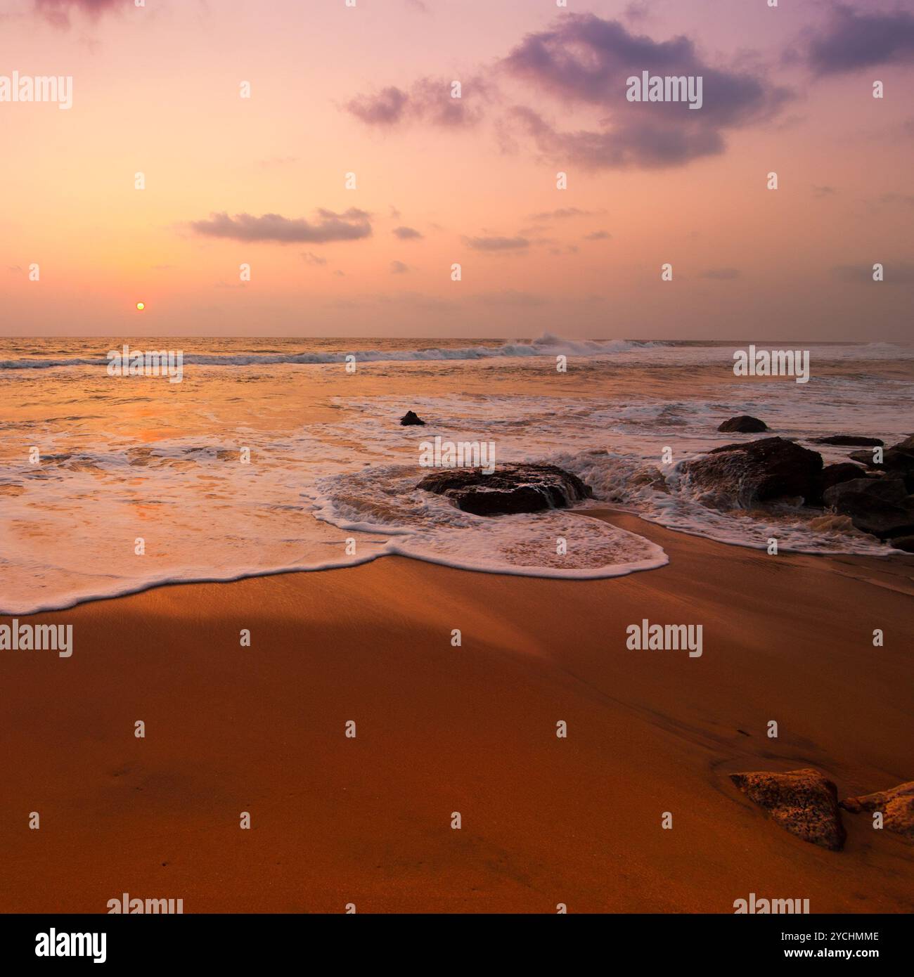 Sonnenuntergang in tropischer Strandlandschaft. Südindien Stockfoto