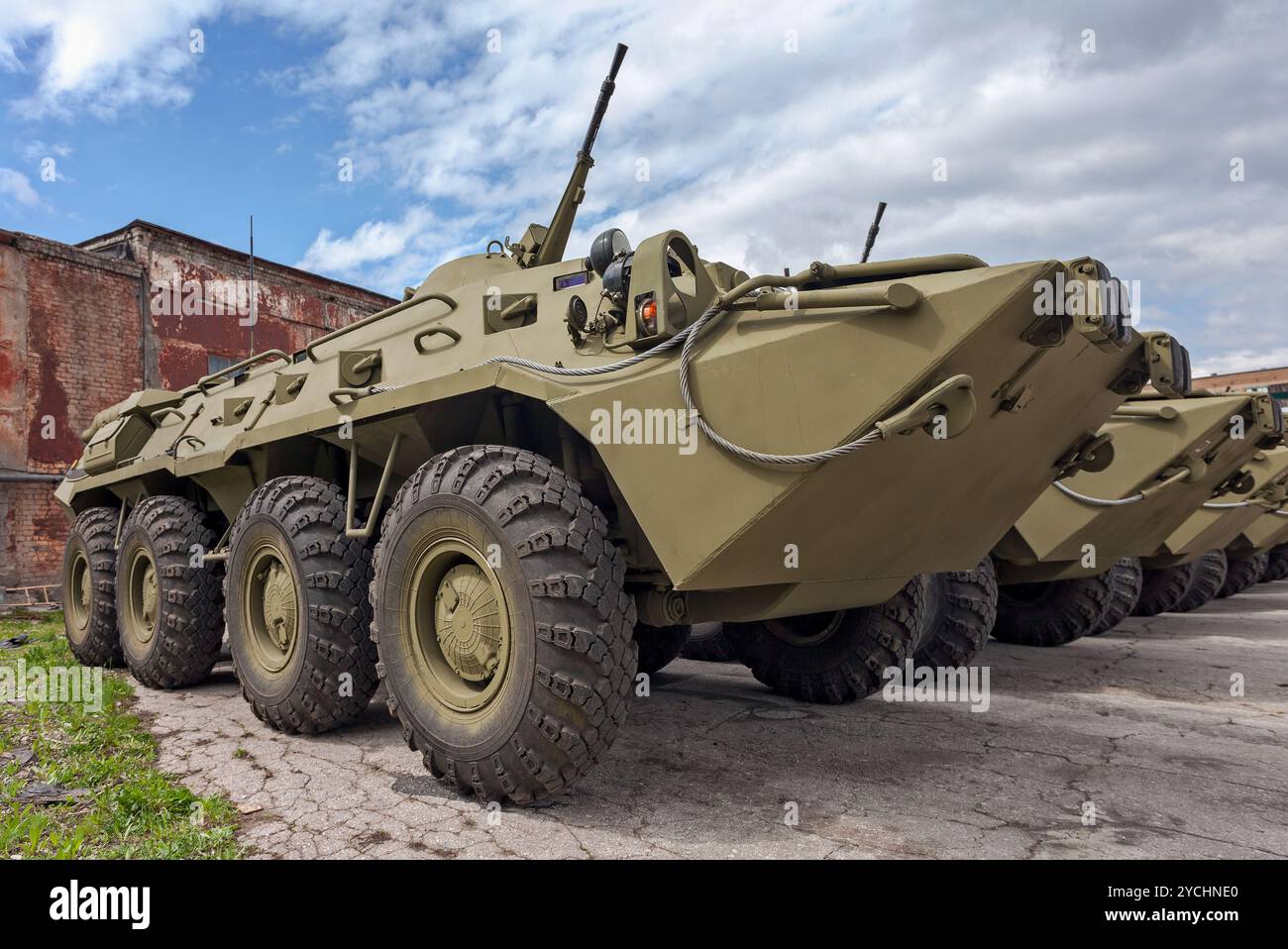 Amphibische gepanzerte Mannschaftswagen BTR-80 auf Rädern Stockfoto