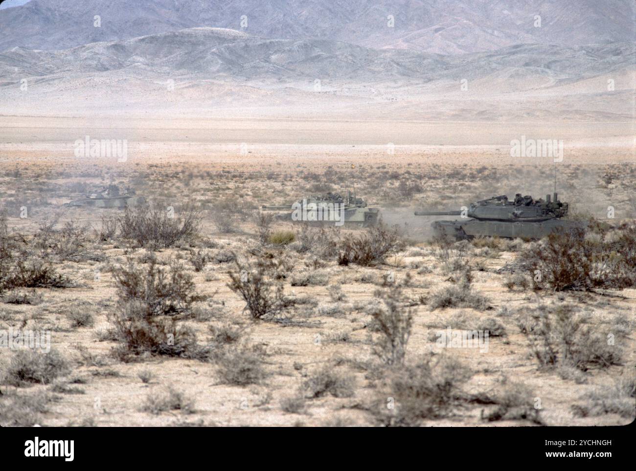 Fort Irwin, CA. USA. Mai 1991. Das Fort Irwin National Training Center (Fort Irwin NTC) ist ein wichtiges Trainingsgebiet für das US-Militär in der Mojave-Wüste im Norden des San Bernardino County, Kalifornien. Fort Irwin liegt auf einer durchschnittlichen Höhe von 2.454 ft (748 m) und liegt 37 mi (60 km) nordöstlich von Barstow in den Calico Mountains. Das National Training Center ist Teil des US Army Forces Command (FORSCOM). Die gegnerische Streitmacht im National Training Center ist das 11. Gepanzerte Kavallerie-Regiment, die Blackhorse Cavalry, die auf der Basis stationiert sind, um eine gegnerische Streitmacht zu bilden Stockfoto