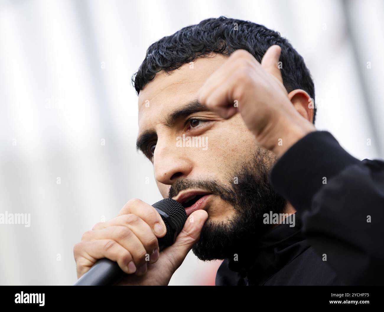 AMSTERDAM - 23.10.2024, Freistil-Fußballspieler Soufiane Touzani während des Auftakts des Amsterdamer Straßenfußballturniers im Rahmen des Amsterdamer Jubiläumsjahres 750. Es ist ein Turnier für Jugendliche zwischen 10 und 16 Jahren, bei dem sich Jugendliche aus verschiedenen Stadtteilen treffen und Fußball spielen. ANP SEM VAN DER WAL niederlande aus - belgien aus Stockfoto