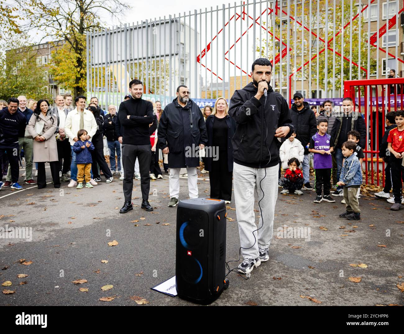 AMSTERDAM - Freistil-Fußballspieler Soufiane Touzani während des Auftakts des Amsterdamer Straßenfußballturniers im Rahmen des Amsterdamer Jubiläumsjahres 750. Es ist ein Turnier für Jugendliche zwischen 10 und 16 Jahren, bei dem sich Jugendliche aus verschiedenen Stadtteilen treffen und Fußball spielen. ANP SEM VAN DER WAL niederlande aus - belgien aus Stockfoto