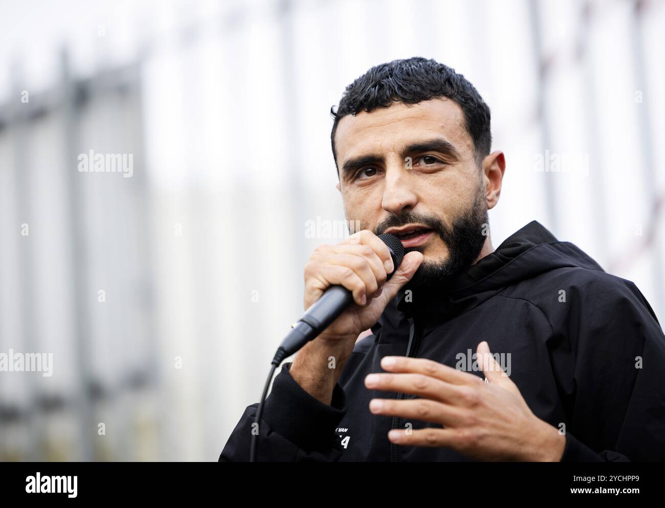 AMSTERDAM - Freistil-Fußballspieler Soufiane Touzani während des Auftakts des Amsterdamer Straßenfußballturniers im Rahmen des Amsterdamer Jubiläumsjahres 750. Es ist ein Turnier für Jugendliche zwischen 10 und 16 Jahren, bei dem sich Jugendliche aus verschiedenen Stadtteilen treffen und Fußball spielen. ANP SEM VAN DER WAL niederlande aus - belgien aus Stockfoto