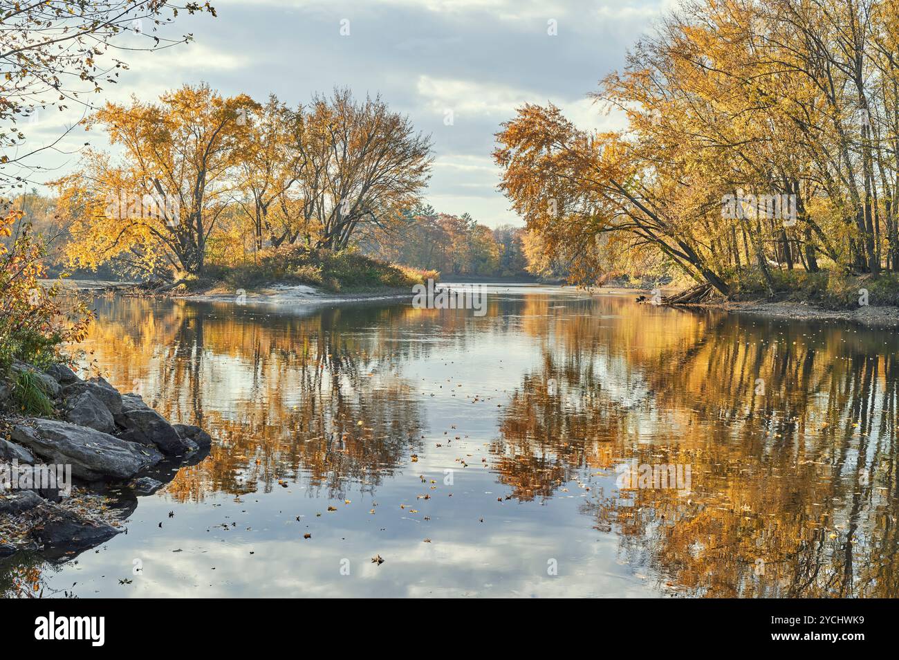 Der Androscoggin River in Bethel, Maine, im Herbst. Stockfoto