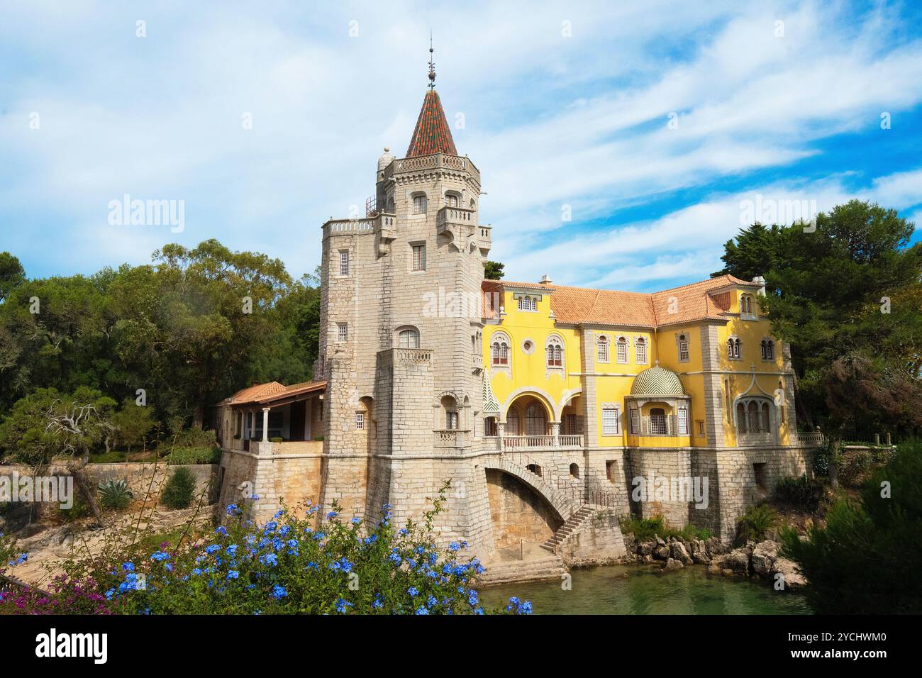 Das Palácio dos Condes de Castro Guimarães, 1900 als Sommerhaus eines Adels in Cascais erbaut, wurde 1931 zu einem Museum mit einzigartigen Artefakten Stockfoto
