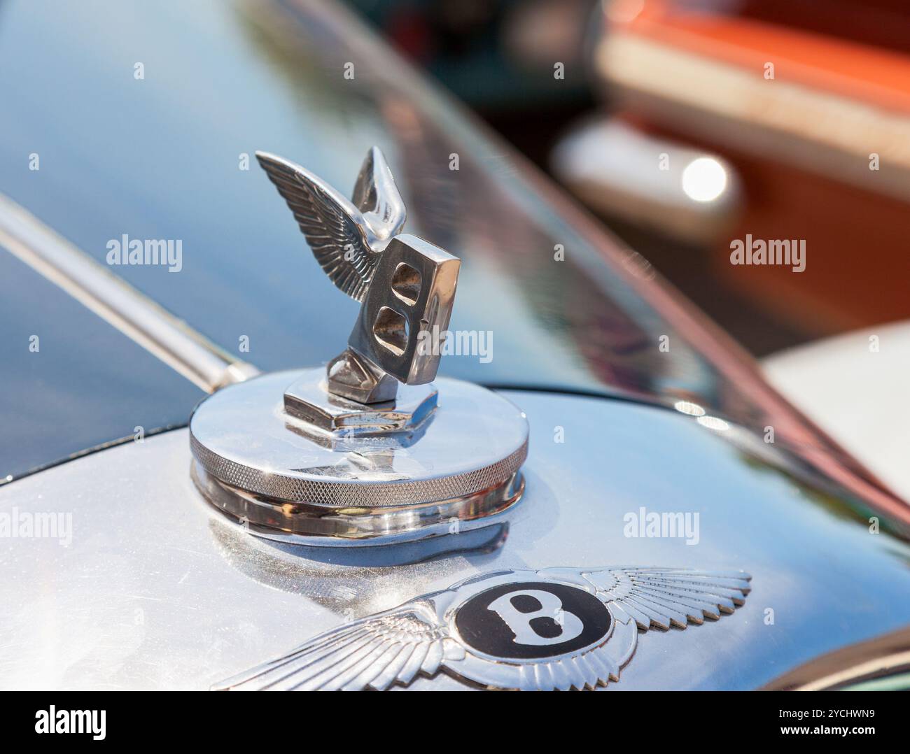 SAMARA, RUSSLAND - 16. JUNI: Emblem of a Bentley on Rallye of Retro-Cars Peking-Paris 2013 , 16. Juni 2013 in Samara, Russland Stockfoto
