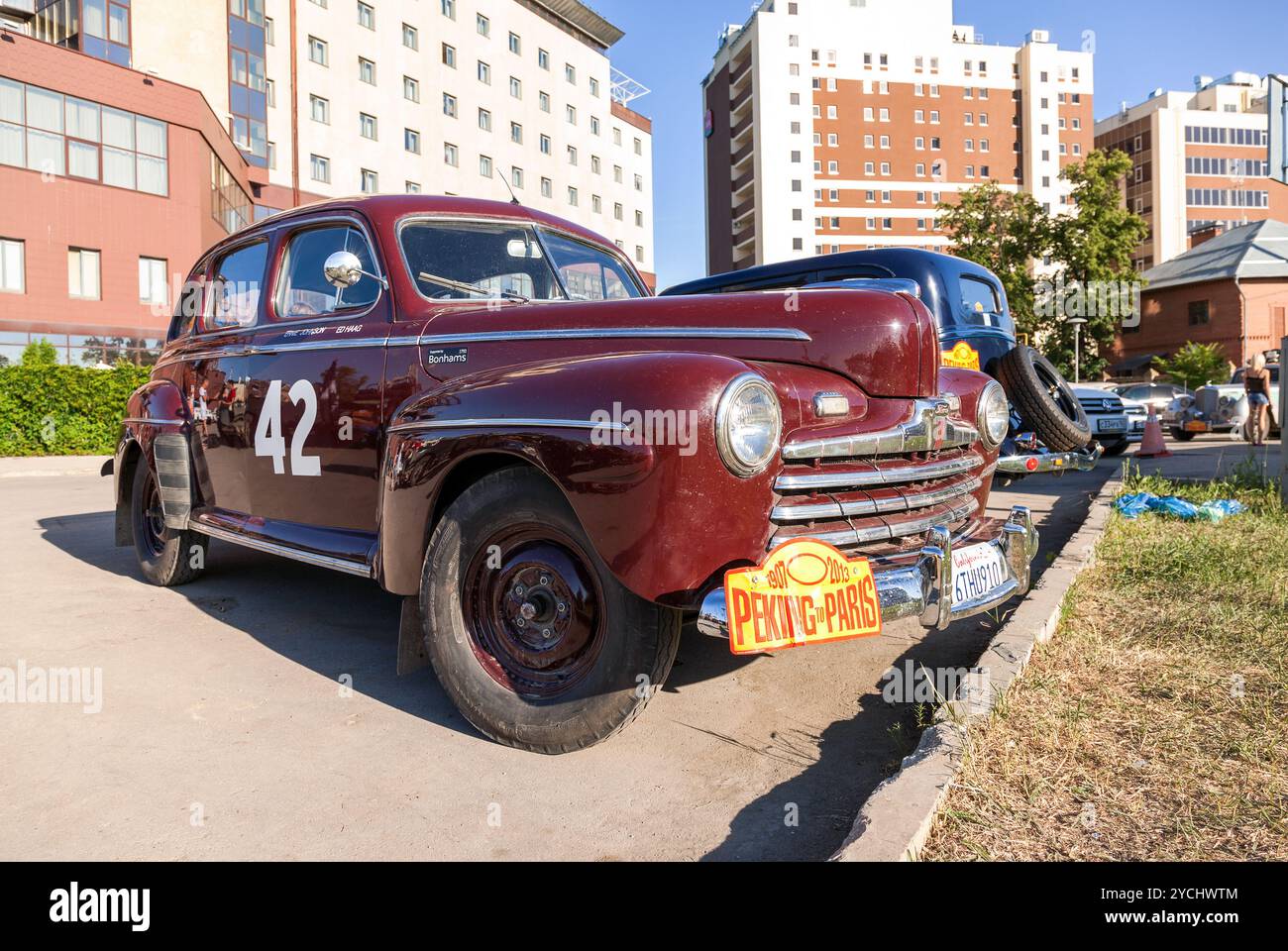 SAMARA, RUSSLAND - 16. JUNI: Rallye der Retro-Autos Peking-Paris 2013 , 16. Juni 2013 in Samara, Russland. Ruhetag und Reparaturen in Sa Stockfoto