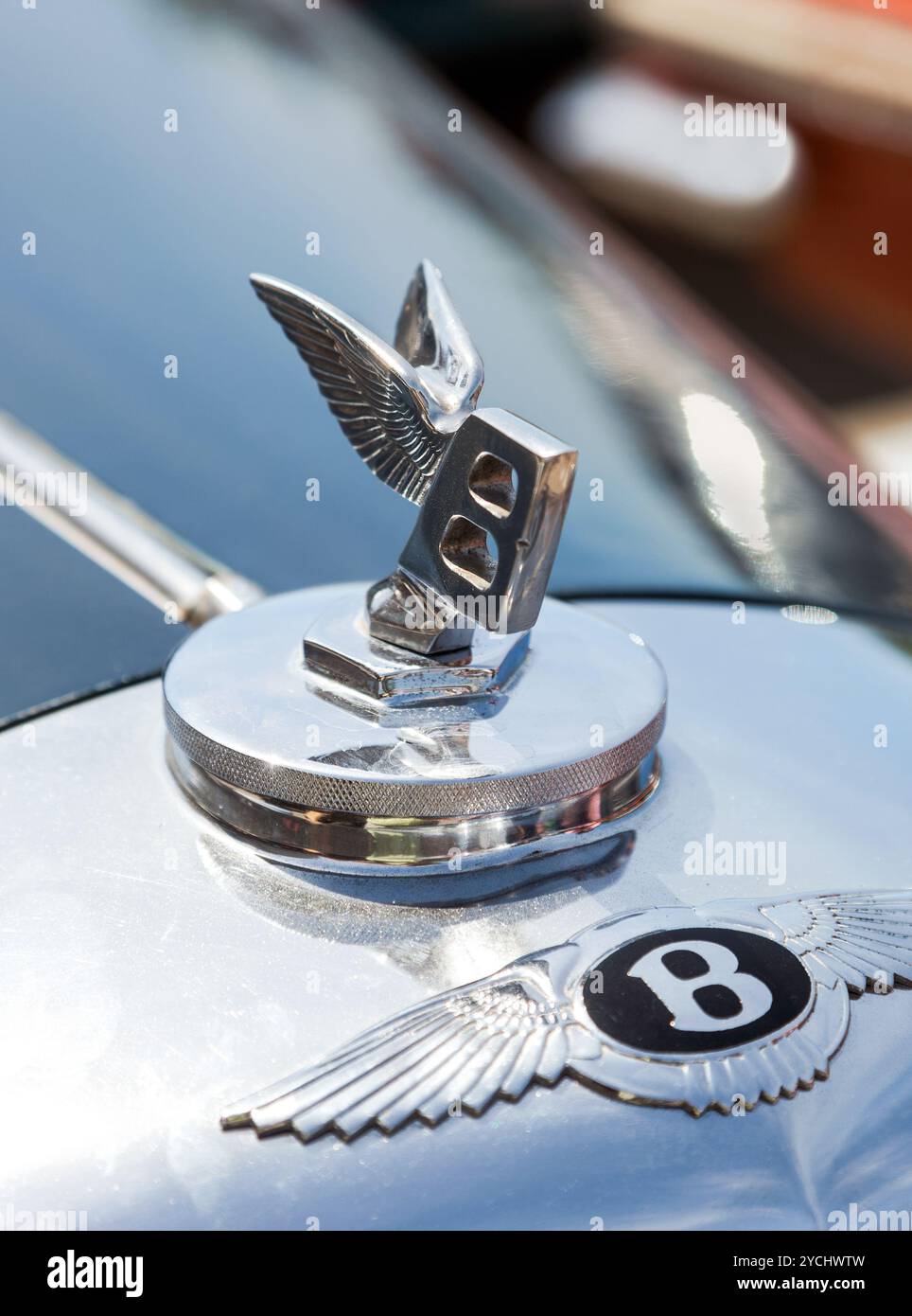 SAMARA, RUSSLAND - 16. JUNI: Emblem of a Bentley on Rallye of Retro-Cars Peking-Paris 2013 , 16. Juni 2013 in Samara, Russland Stockfoto