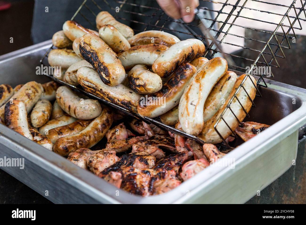Viele Würstchen kochen auf gegrilltem Grill Stockfoto