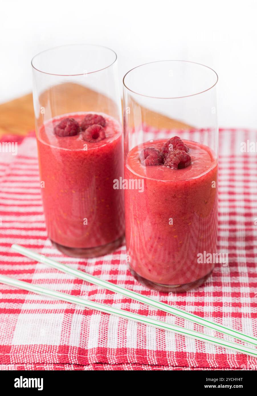 Zwei gemischte dicke Smoothie aus Himbeere mit Tubuli Stockfoto