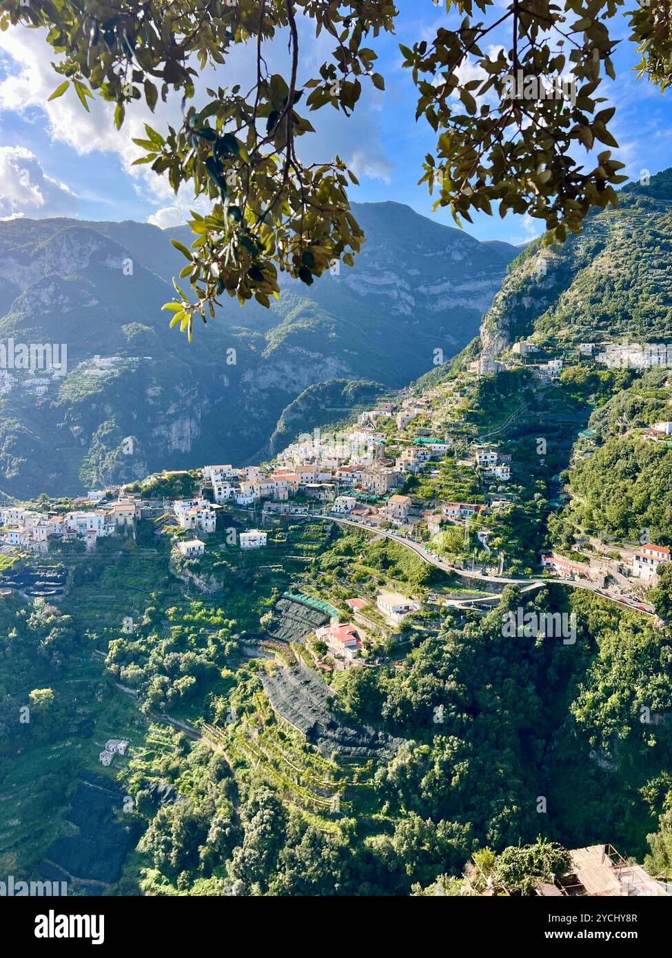 Ravello Campania, Italien. Oktober 12,2024 Panoramafoto der Amalfiküste von der Infinity Terrace der Villa Cimbrone. Stockfoto