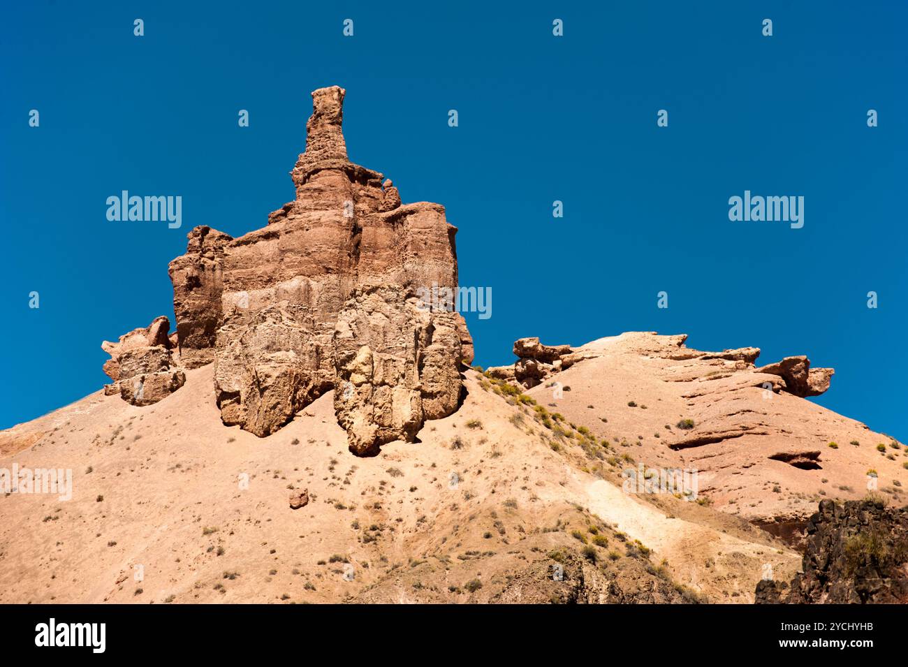 Felsformationen im Charyn Canyon unter blauem Himmel Stockfoto