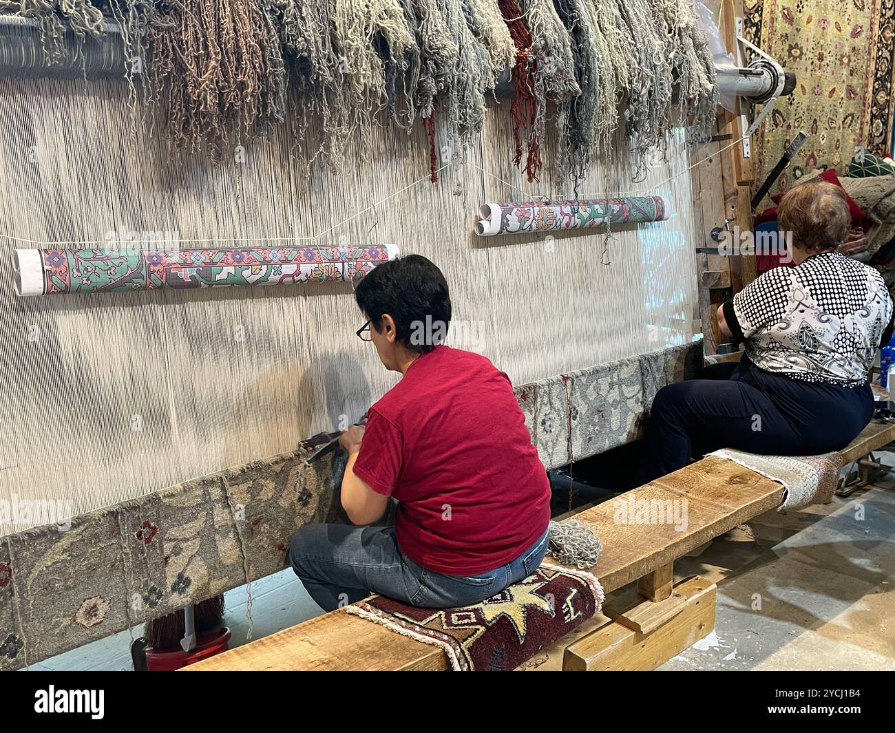 Zwei Damen machen traditionelle armenische Teppiche, Jerewan, Republik Armenien. - Smartphone-aufgenommenes Stockfoto