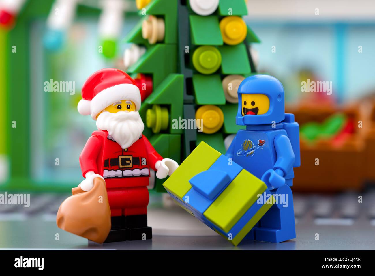 Tambow, Russische Föderation - 17. Oktober 2024 Lego Santa Claus mit Tasche und Astronaut mit einem Geschenk in der Nähe des Weihnachtsbaums Stockfoto