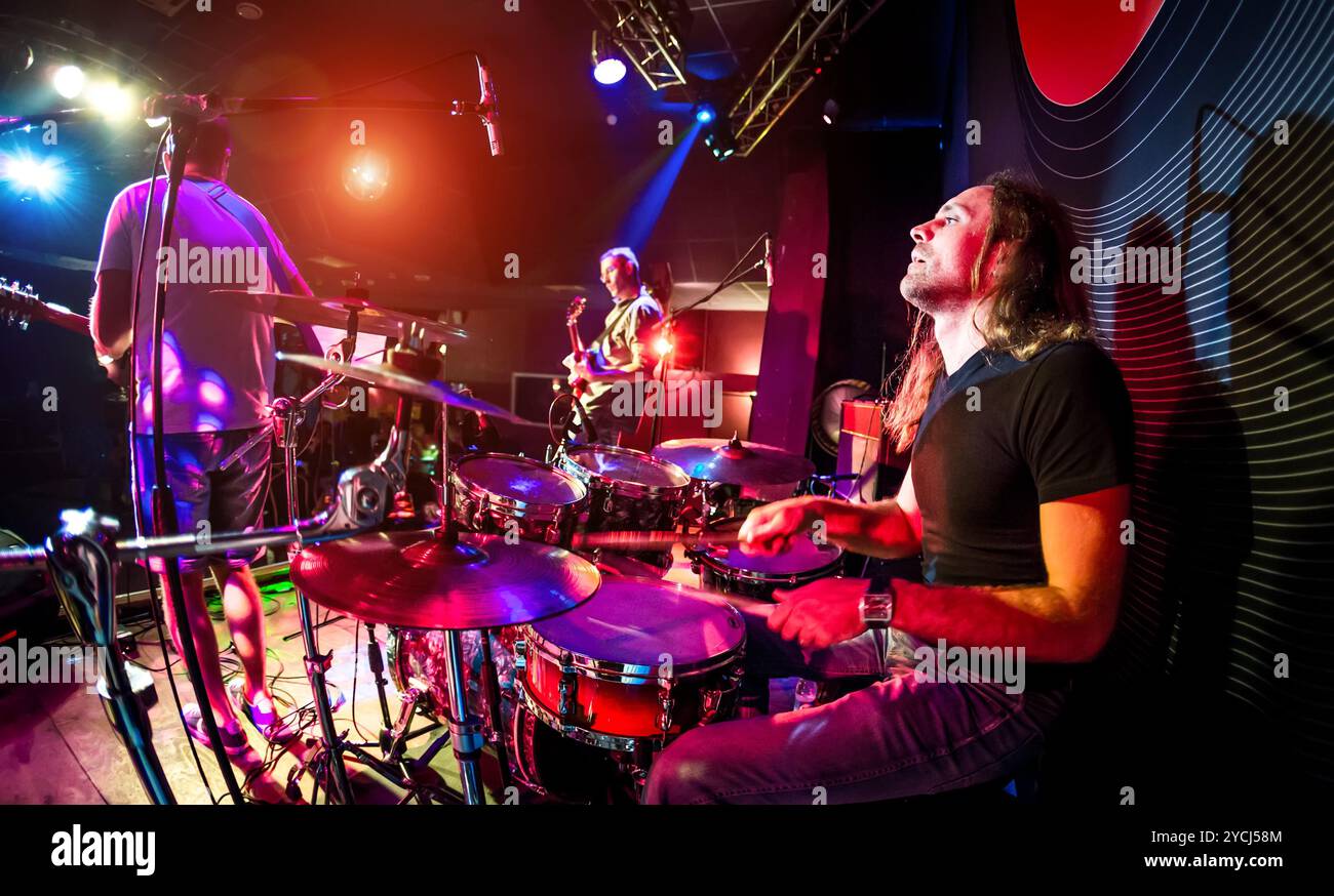 Musiker spielen auf der Bühne Stockfoto