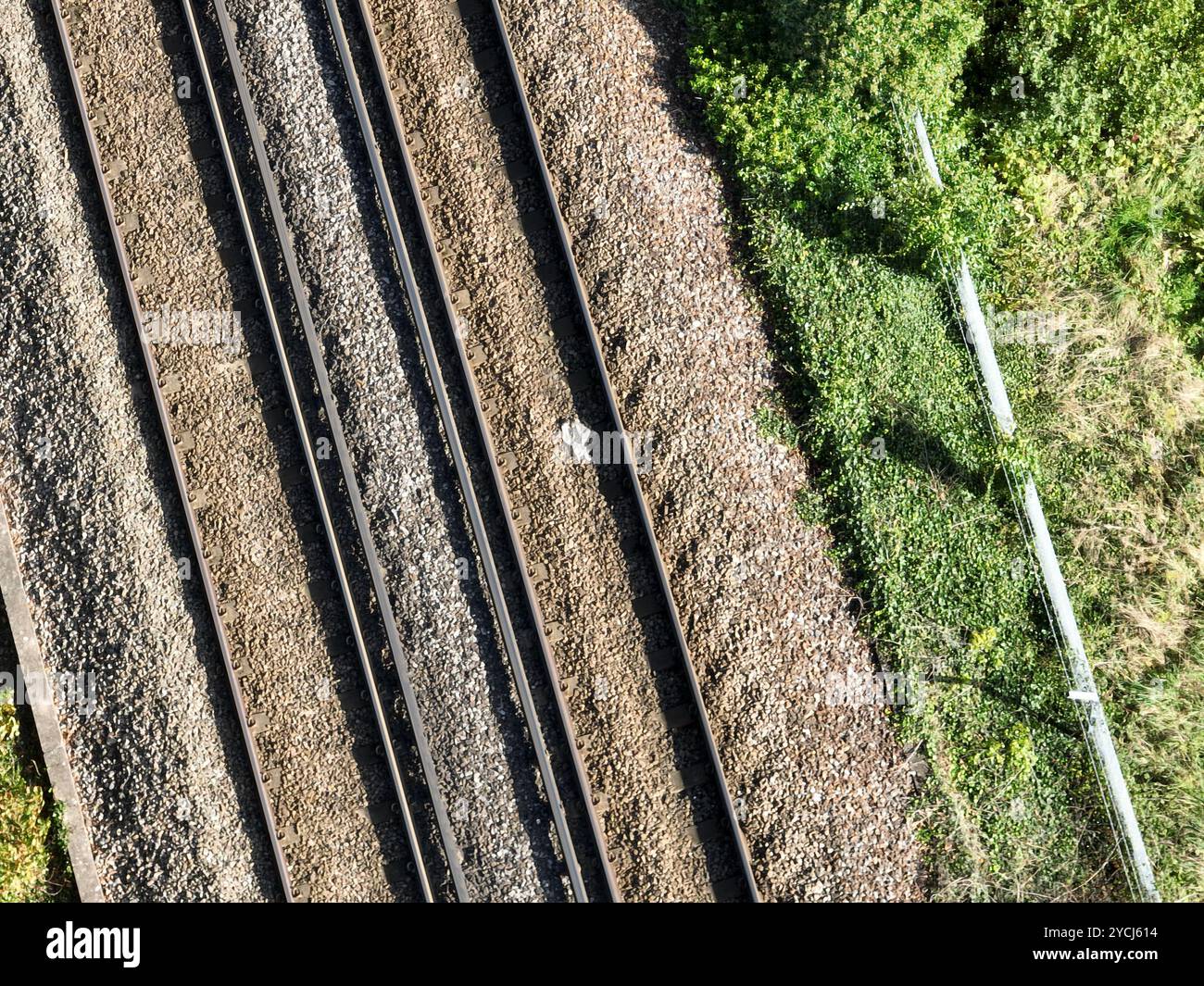 Zwei Bahngleise direkt von oben gesehen, Drohnenblick Stockfoto