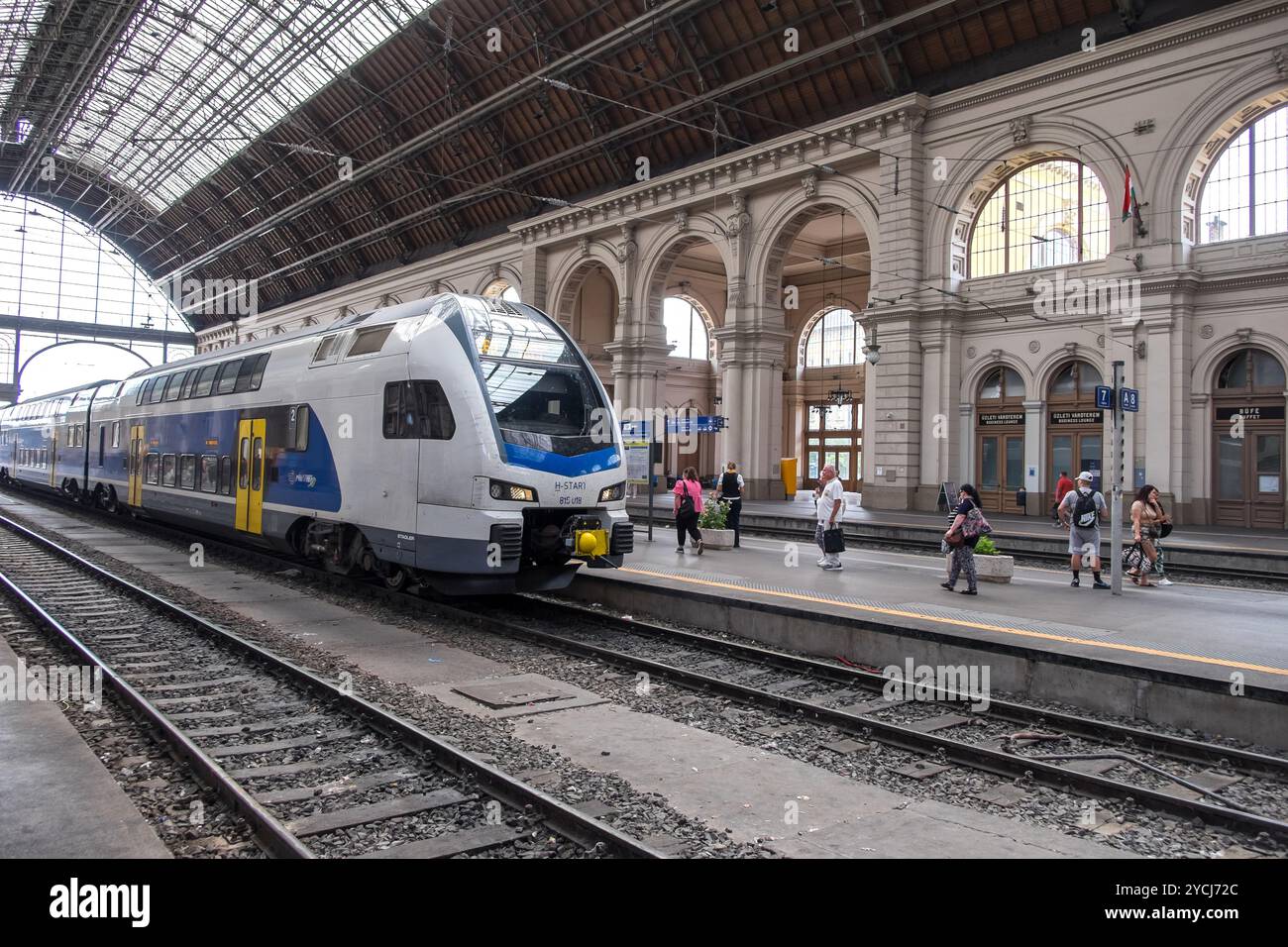 Zug kommt am Bahnhof Keleti an, Budapest, Ungarn Stockfoto