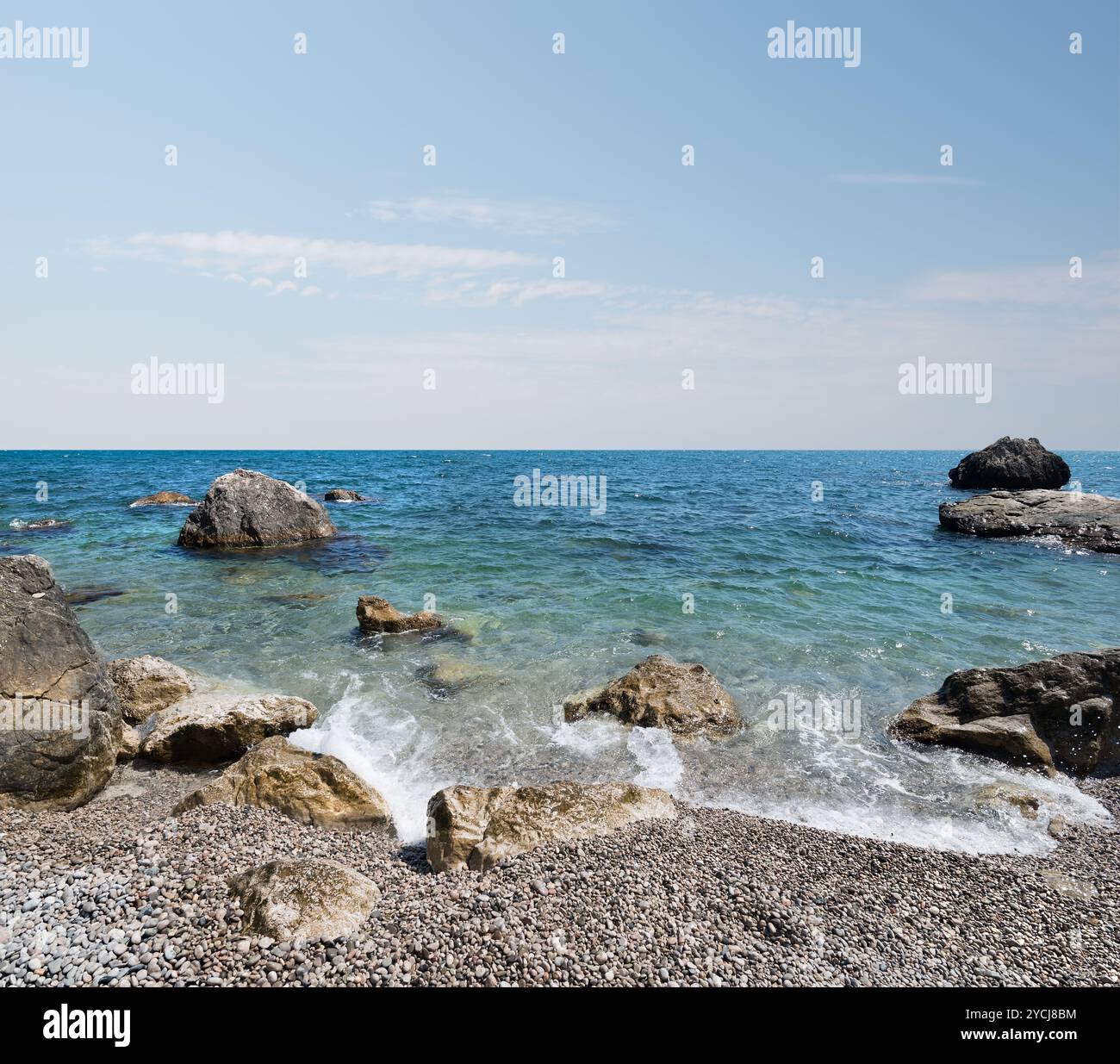 Schwarze Meer und steiniger Strand Stockfoto
