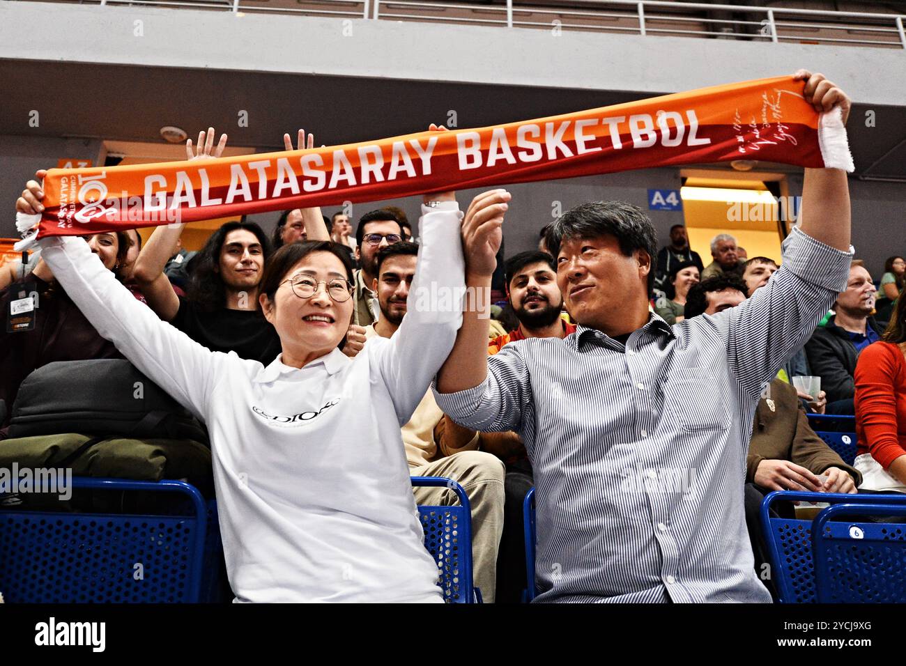 Brünn, Tschechische Republik. Oktober 2024. Fans von Galatasaray Istanbul in Aktion während des Basketball EuroCup Frauen Gruppe J 3. Runde Spiel: KP Tany Brno vs Galatasaray Istanbul in Brünn, Tschechische Republik, 23. Oktober 2024. Quelle: Patrik Uhlir/CTK Photo/Alamy Live News Stockfoto