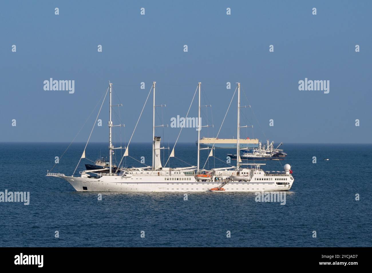 Panama-Stadt, Panama - 22. Januar 2024: Windstar-Kreuzfahrtschiff vor Anker in der Nähe von Panama-Stadt wartet auf die Einfahrt in den Panamakanal Stockfoto