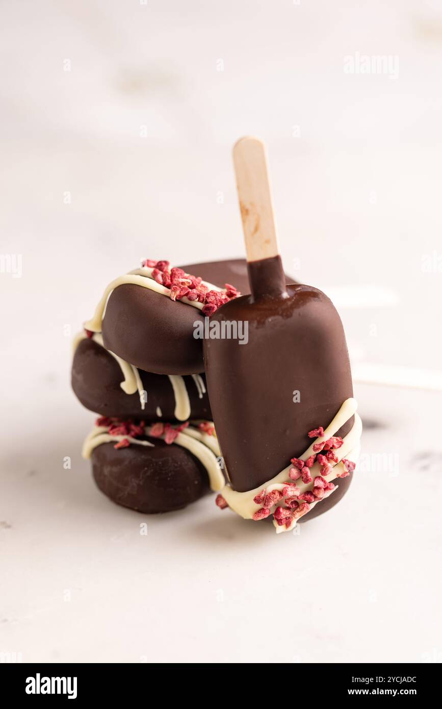 Dubai Schokolade mit Nussfüllung, Pistazien und Sesampaste Stockfoto