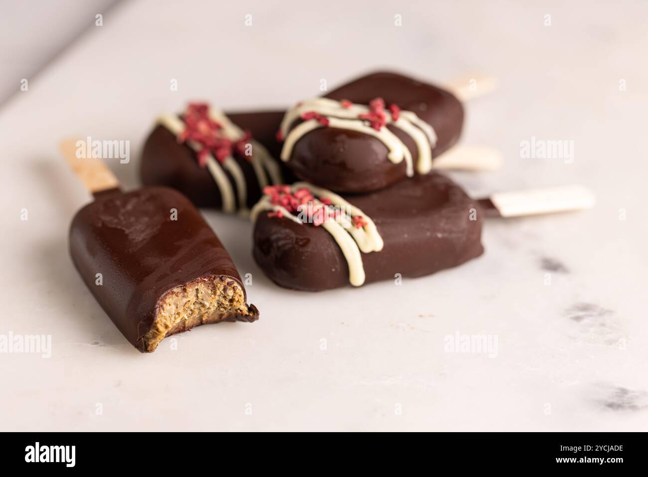 Dubai Schokolade mit Nussfüllung, Pistazien und Sesampaste Stockfoto