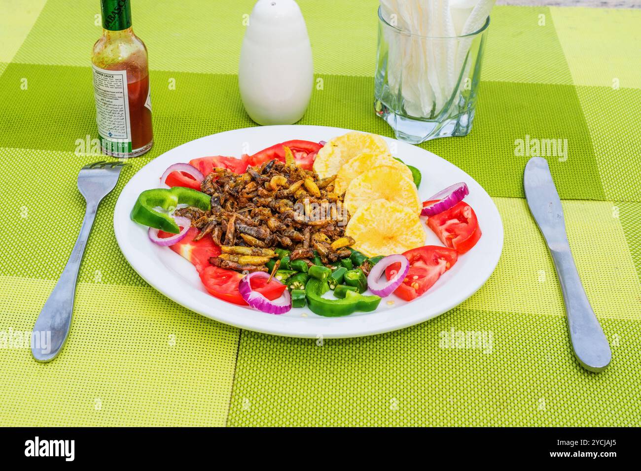 Eine Fertigmahlzeit mit Grashüpfern ( Nsenene) im Serenada Eco Resort - Uganda. Grashüpfer sind eine saisonale Delikatesse in Uganda. Stockfoto