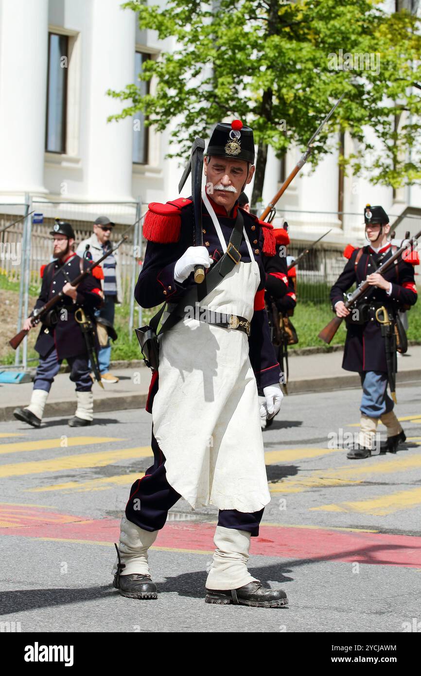 GENF; SCHWEIZ-04. Mai 2024: Straßenparade-Teilnehmer mit großer Axt im Zürcher Milizkostüm. Alter Grenadiermarsch, 275 Jahre Jubiläum Stockfoto GENF; SCHWEIZ-04. Mai 2024: Straßenparade-Teilnehmer mit großer Axt im Zürcher Milizkostüm. Alter Grenadiermarsch, 275 Jahre Jubiläum Stockfoto