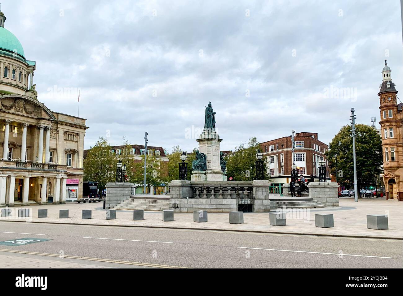 Queen Victoria Square, ein öffentlicher Platz im Zentrum von Hull, East Yorkshire. Links: Rathaus; Ctr: Queen Victoria Statue; Rechts: Maritime Museum Stockfoto