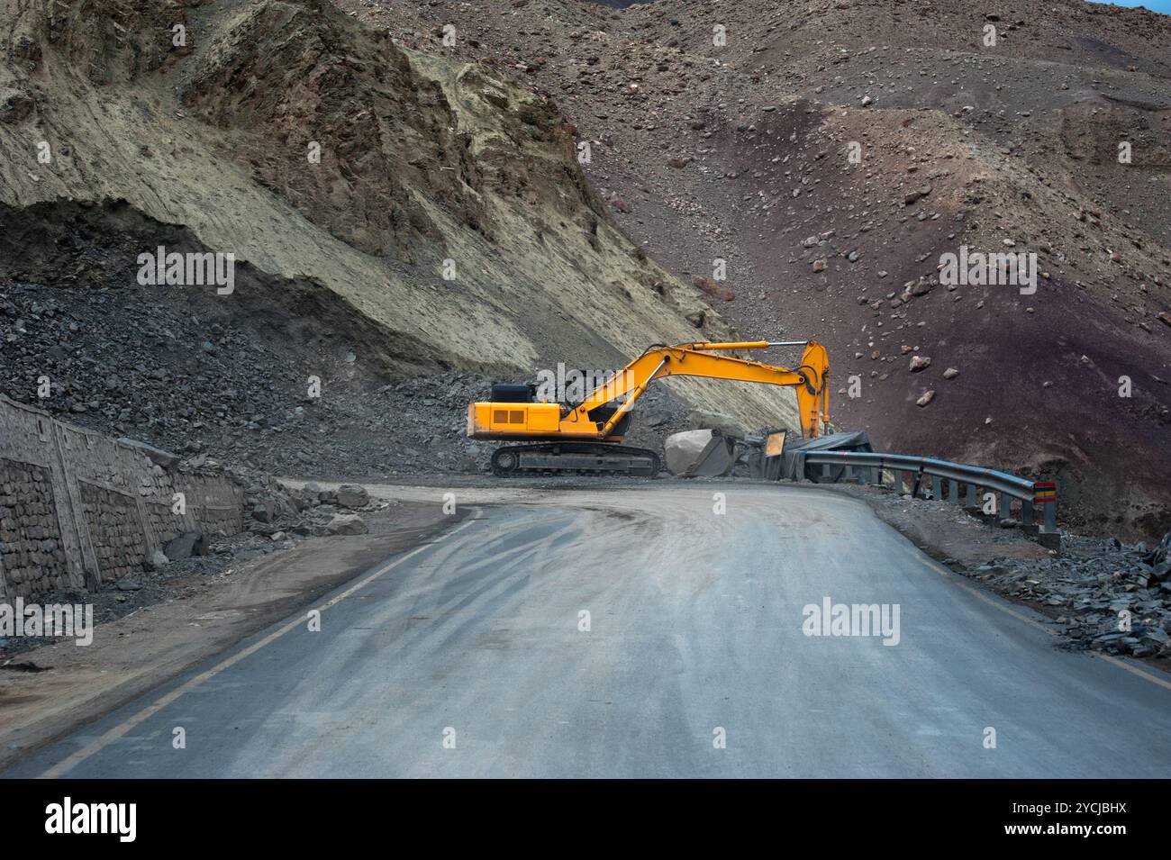 Schwerer Straßenbauwagen in den Bergen des Himalaya Stockfoto