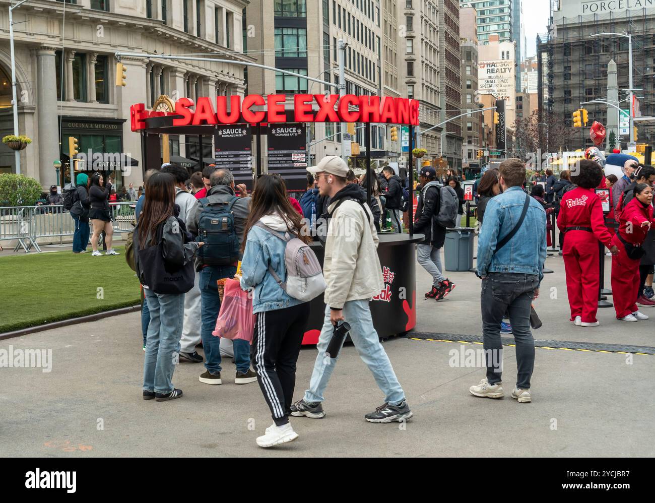 Markenaktivierung für die koreanische Samyang Buldak Hot Soße im Flatiron Plaza in New York am Donnerstag, 17. Oktober 2024. Buldak bot Lebensmittelproben an, die mit ihrer heißen Sauce aromatisiert wurden, im Austausch gegen portionskontrollierte Soßen aus jeder Quelle. (©ÊRichard B. Levine) Stockfoto