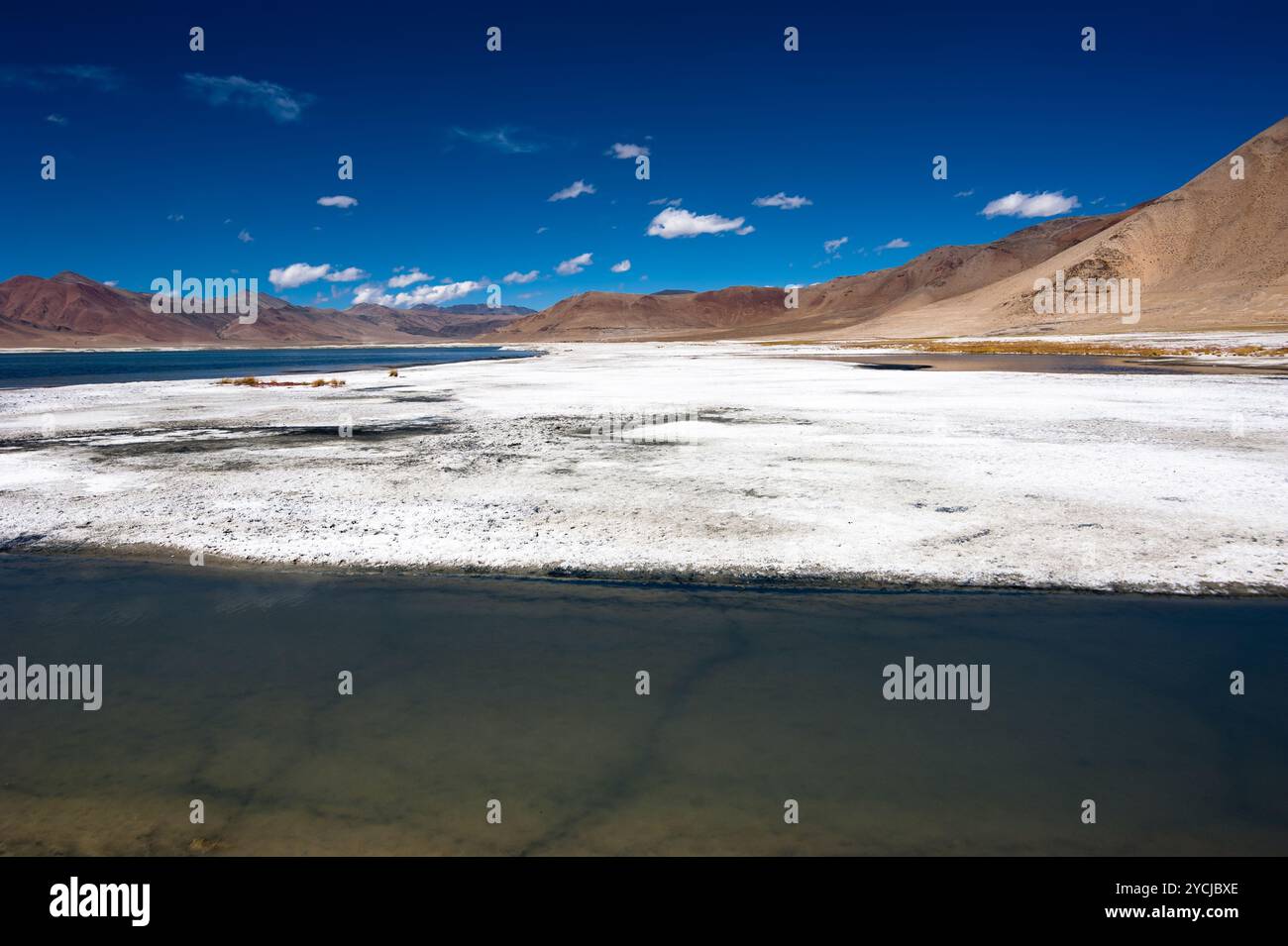 Indische Himalaya-Landschaft mit Salzsee TSO Kar Stockfoto
