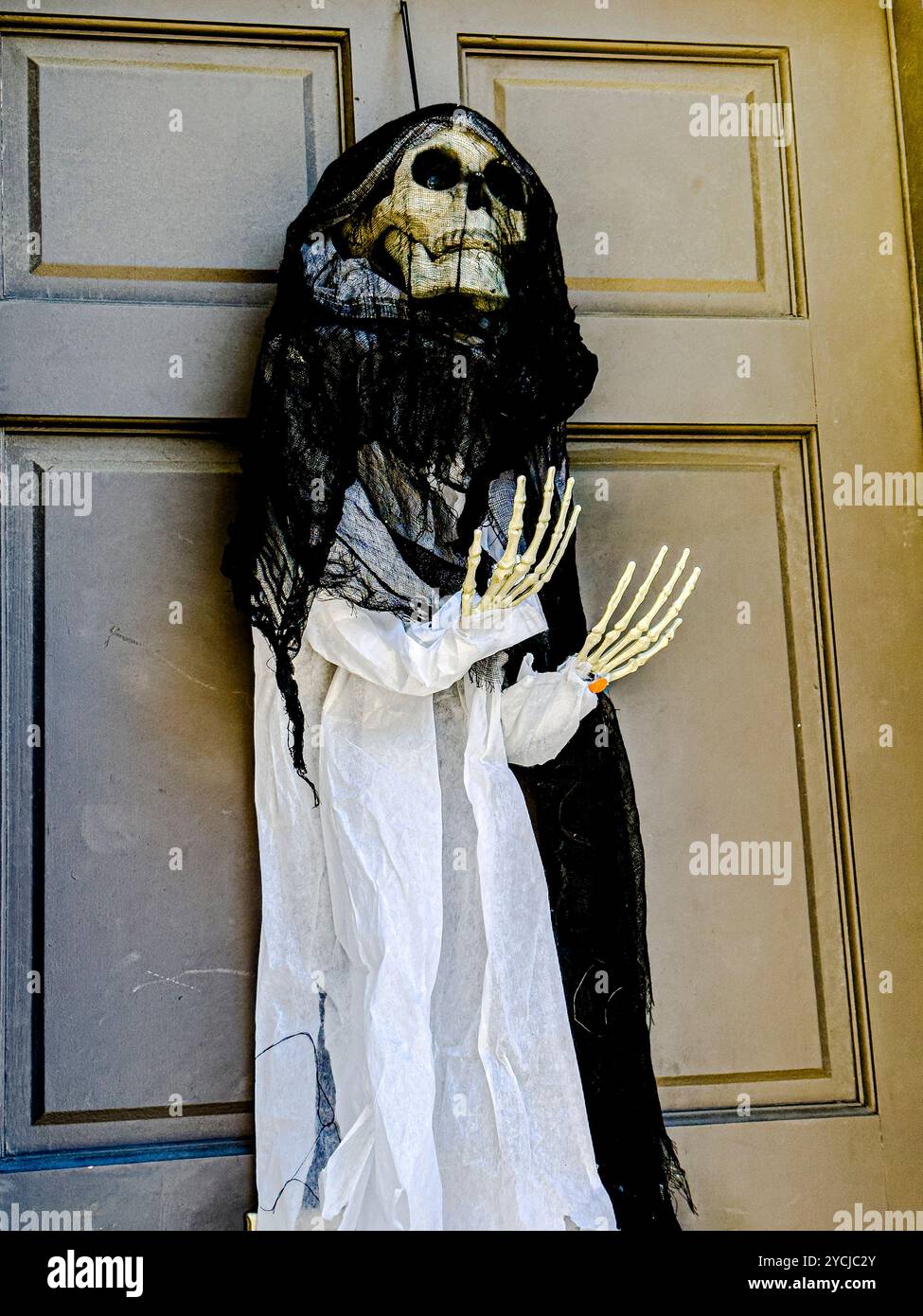 Halloween Skelett an der Tür eines Stadthauses in Greenwich Village, New York City, New York, USA - Smartphone-aufgenommenes Stockfoto