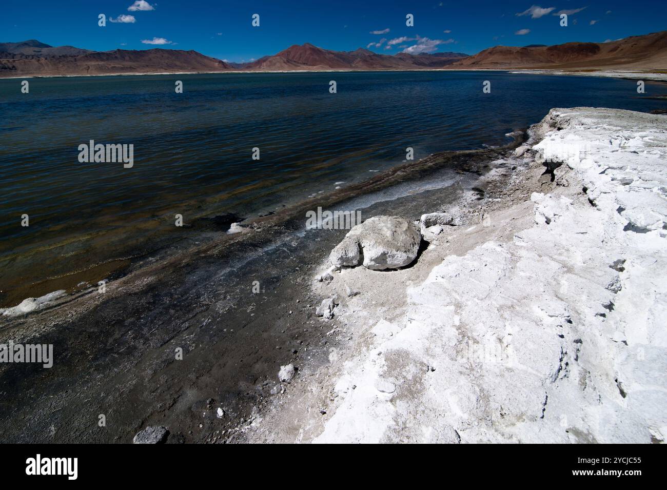 Indische Himalaya-Landschaft mit Salzsee TSO Kar Stockfoto