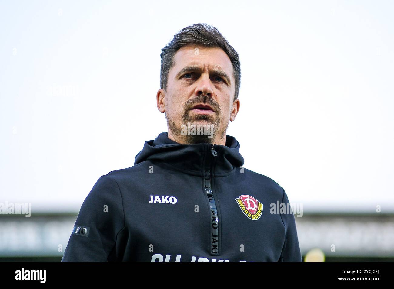 Thomas Stamm (Dynamo Dresden, Trainer) vor dem Spiel, GER, SV Wehen Wiesbaden vs. Dynamo Dresden, Fussball, 3. Bundesliga, 11. Spieltag, Saison 2024/2025, 23.10.2024 DFB-VORSCHRIFTEN VERBIETEN DIE VERWENDUNG VON FOTOGRAFIEN als BILDSEQUENZEN und/oder QUASI-VIDEO. Foto: Eibner-Pressefoto/Florian Wiegand Stockfoto