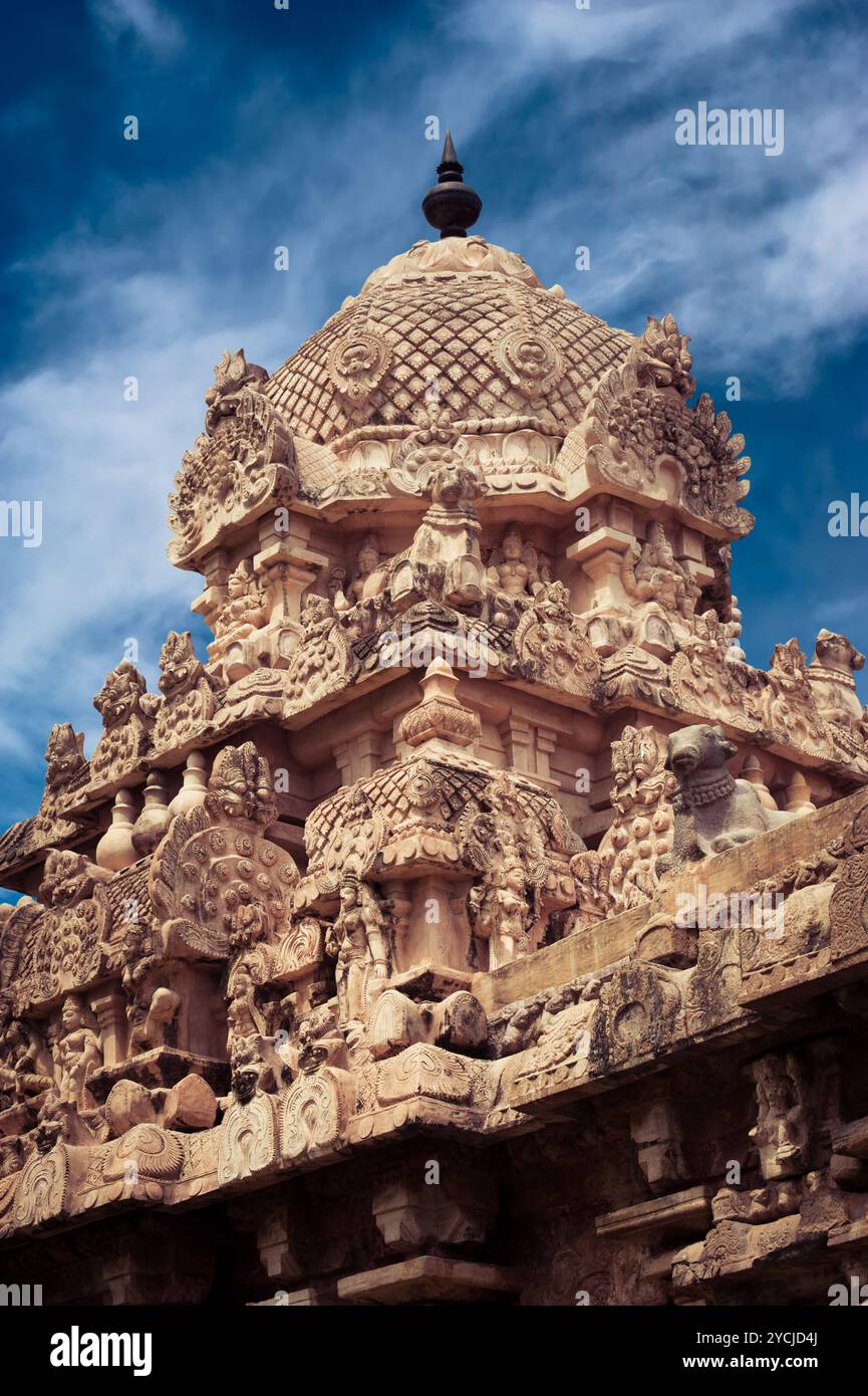 Gangaikonda Cholapuram Tempel über blauem Himmel. Großartige Architektur des Hindutempels, der Shiva gewidmet ist. Südindien, Tamil Nadu, Tha Stockfoto