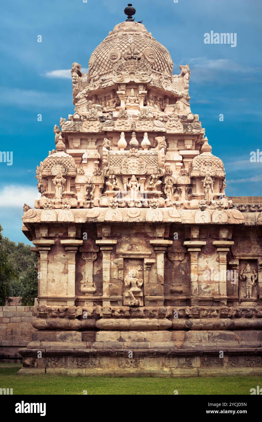 Gangaikonda Cholapuram Tempel über blauem Himmel. Großartige Architektur des Hindutempels, der Shiva gewidmet ist. Südindien, Tamil Nadu, Tha Stockfoto