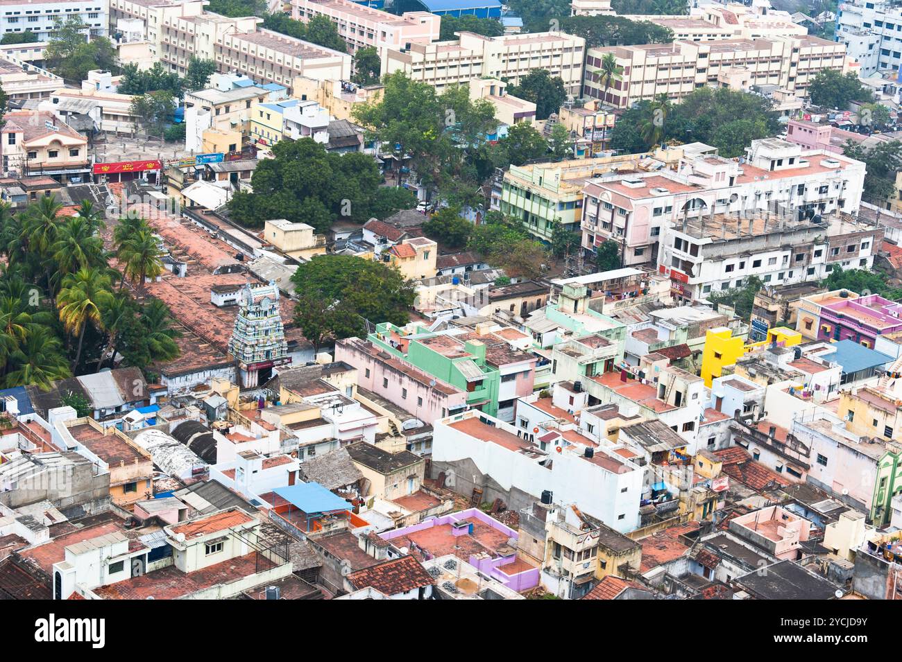 Thanjavur (Trichy) Stadt. Stadtbild von überfüllten indische Stadt mit leuchtend bunten Häusern. Süd-Indien, Tamil Nadu Stockfoto