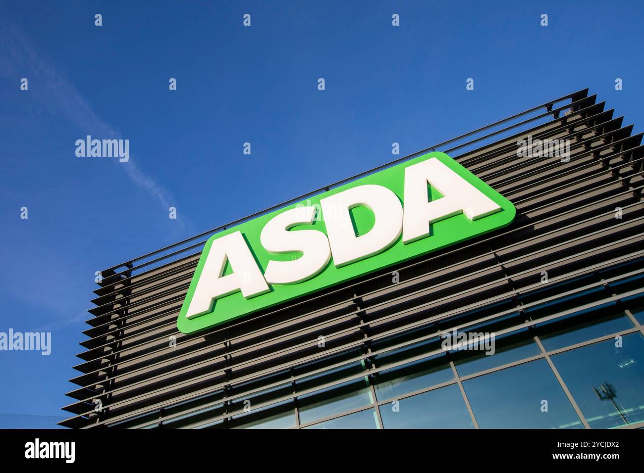 ASDA Supermarkt in Gillingham, Kent, Großbritannien. ASDA Stores Limited, die unter dem Namen Asda gehandelt wird und oft als ASDA bezeichnet wird, ist eine britische Supermarkt- und Tankstellenkette. Das Hauptquartier befindet sich in Leeds, England. Stockfoto