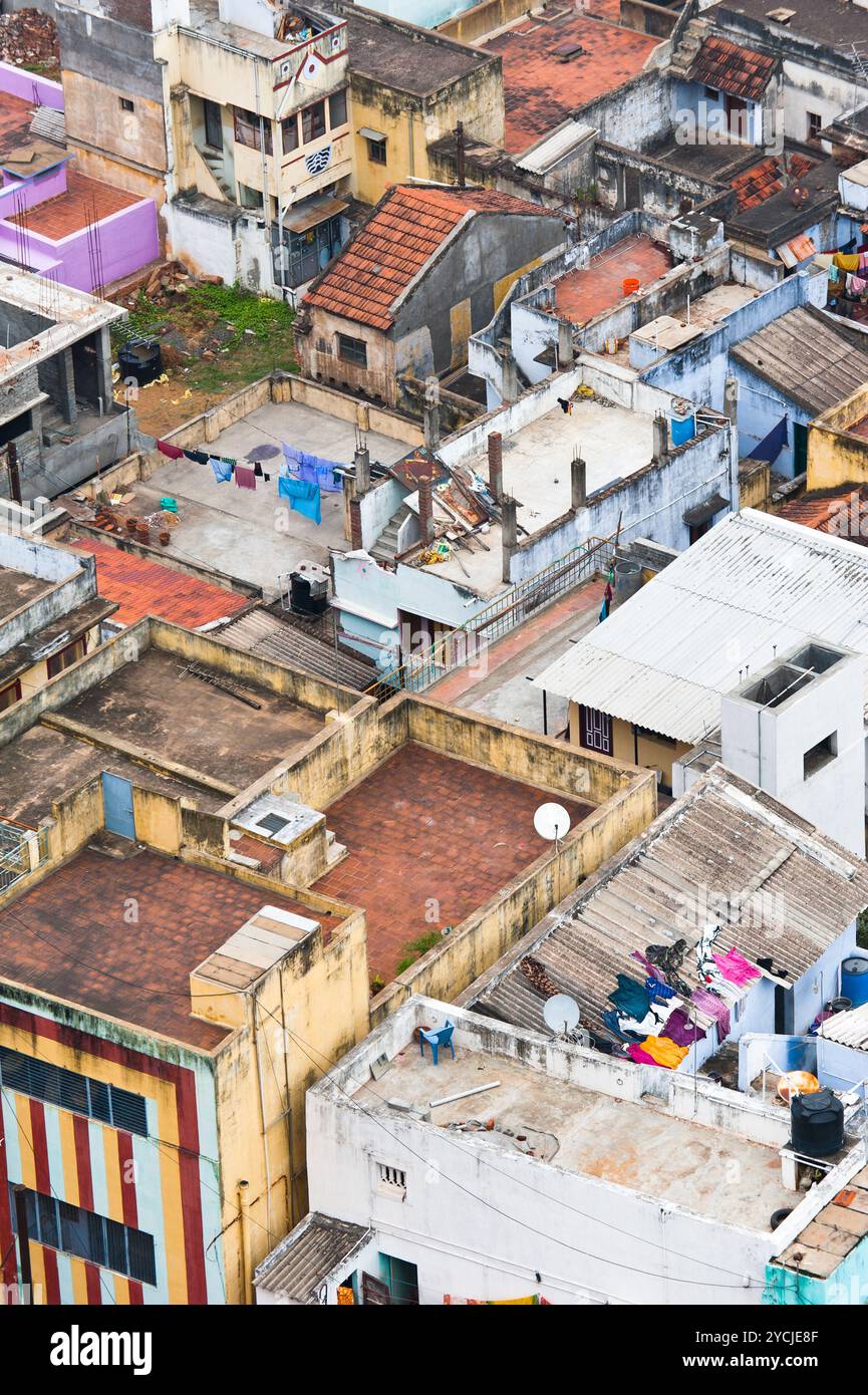 Thanjavur (Trichy) Stadt. Stadtbild von überfüllten indische Stadt mit leuchtend bunten Häusern. Süd-Indien, Tamil Nadu Stockfoto