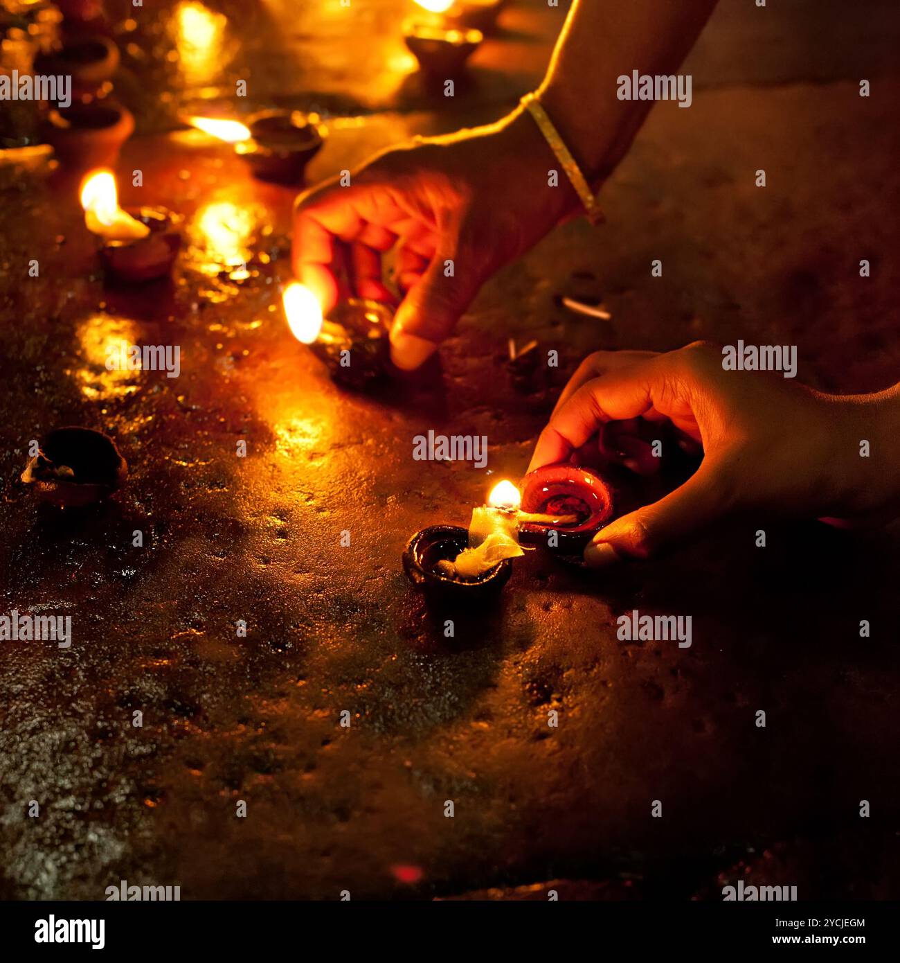 Menschen, die Öllampen verbrennen, als religiöses Ritual Stockfoto