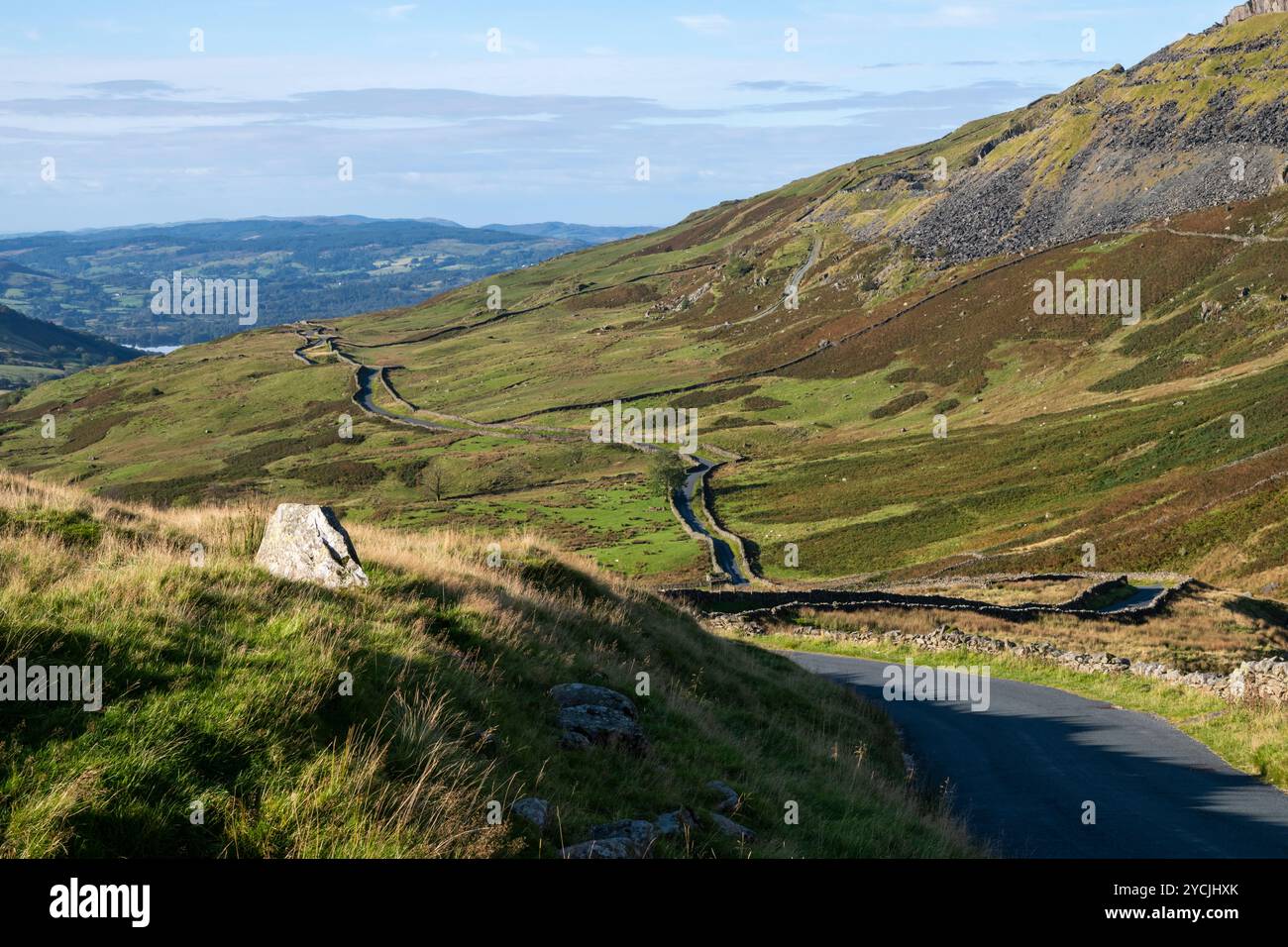 Eine steile Straße namens „The Struggle“, die Ambleside mit dem Kirkstone Pass im Lake District in Cumbria, England verbindet. Stockfoto
