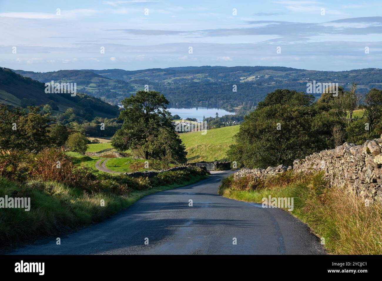 Eine steile Straße namens „The Struggle“, die Ambleside mit dem Kirkstone Pass im Lake District in Cumbria, England verbindet. Stockfoto