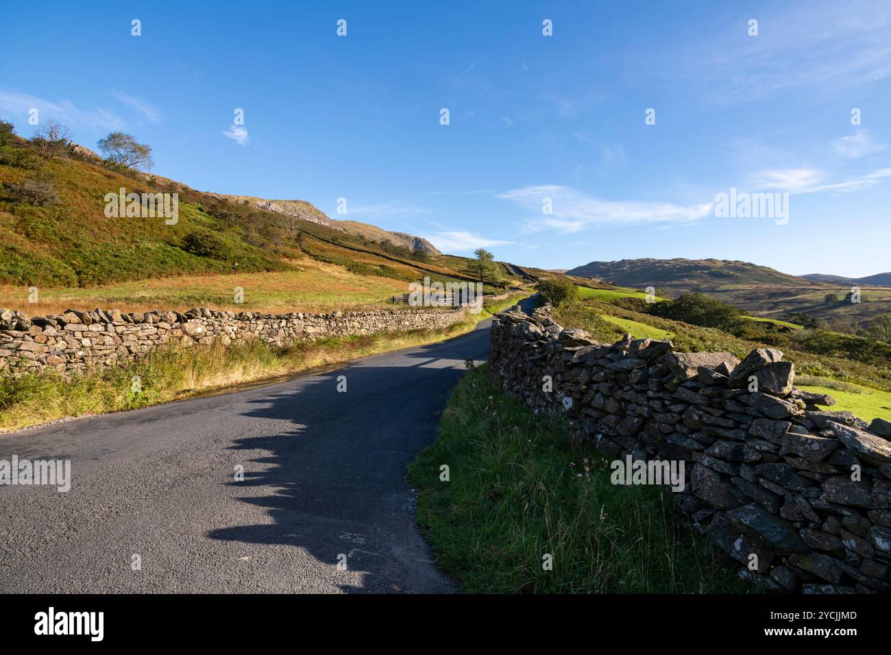 Eine steile Straße namens „The Struggle“, die Ambleside mit dem Kirkstone Pass im Lake District in Cumbria, England verbindet. Stockfoto