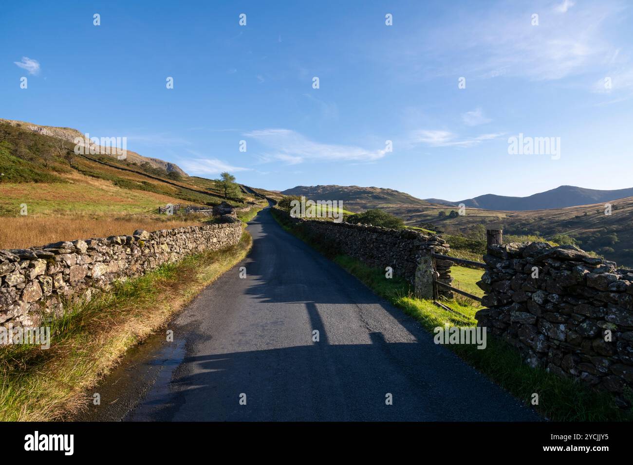 Eine steile Straße namens „The Struggle“, die Ambleside mit dem Kirkstone Pass im Lake District in Cumbria, England verbindet. Stockfoto