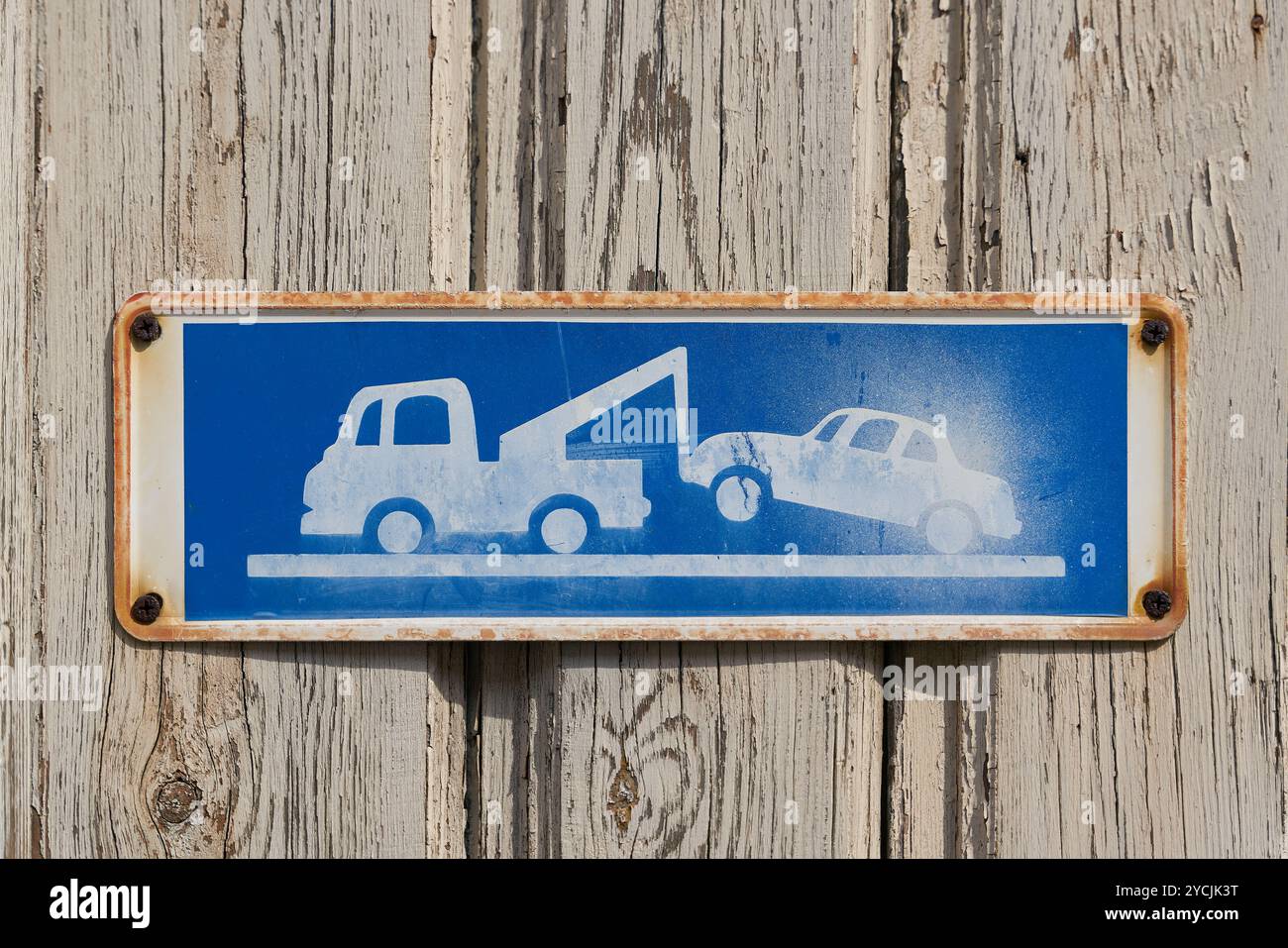 Blaues Schild am Eingang zu einer Immobilie in Belgien, das darauf hinweist, dass das Parken auf der Einfahrt verboten ist Stockfoto