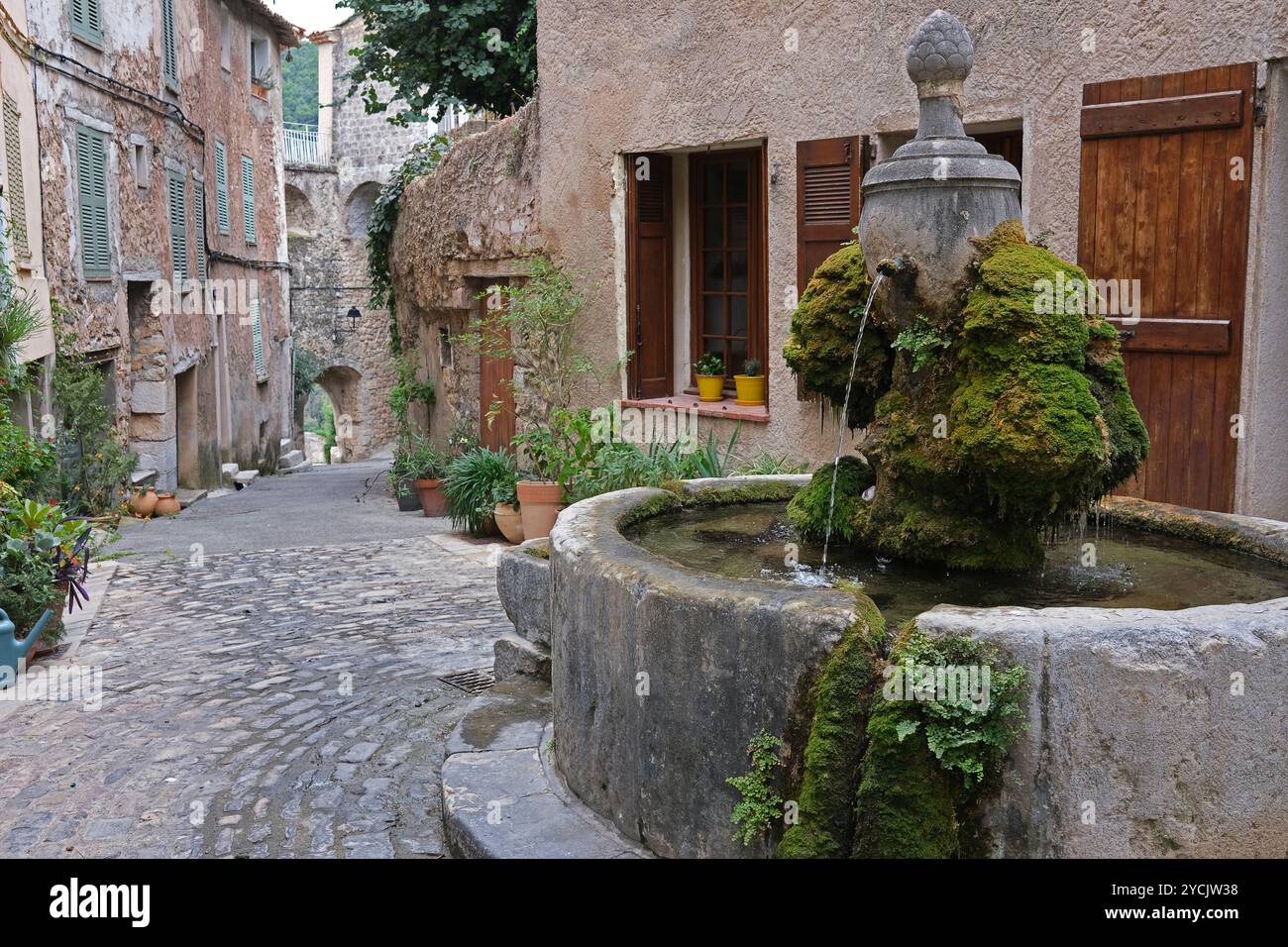 Einer der vielen Wasserfontänen im französischen Dorf Bargemon im Departement Var in der Provence-Alpes-Côte d'Azur Stockfoto