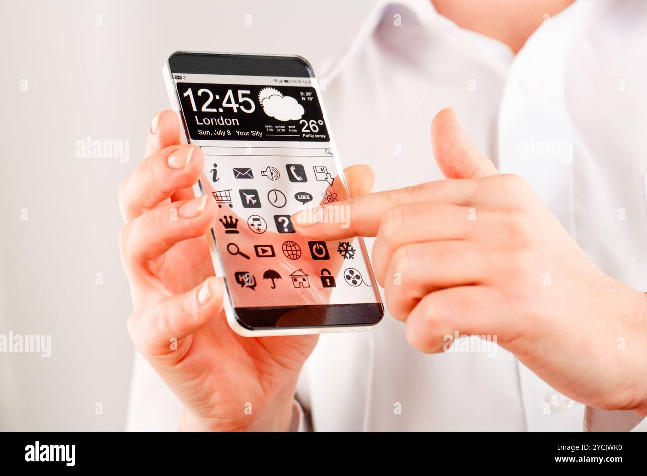 Smartphone mit transparenten Bildschirm in Menschenhand. Stockfoto