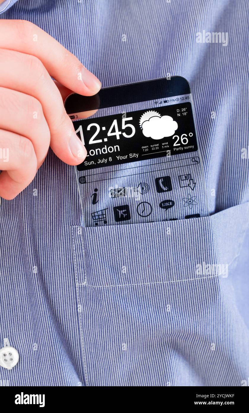 Smartphone mit transparentem Bildschirm in einer Hemdtasche. Stockfoto